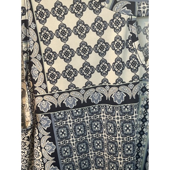 Exclusive One Knit Blue Patterned Top Stretch Sleeveless Size Large - Picture 3 of 7